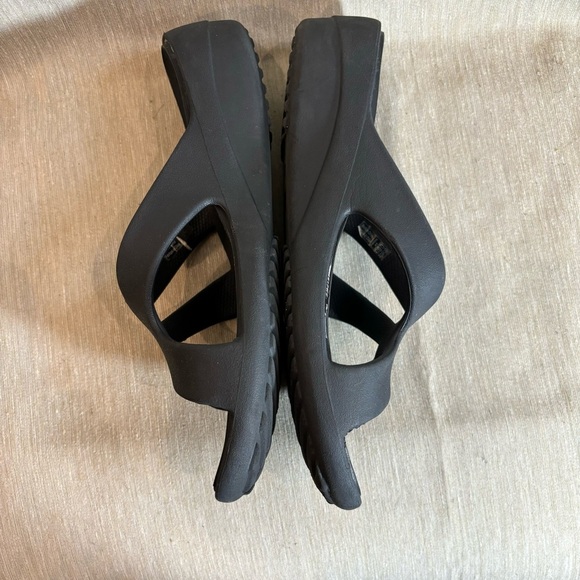 CROCS Sz 9 Sanrah Lightweight Cross Strap Low Platform Slip On Slides - Picture 5 of 8